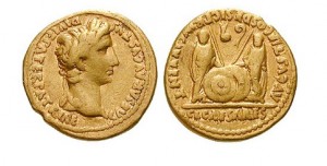 Strieborný denár z 2 stor. pr. n. l. s vyobrazením hlavy laureáta na jednej strane mince. Na druhej strane: Lucius Ceasar a Caius stojace čelne sa štítom a kopijou.